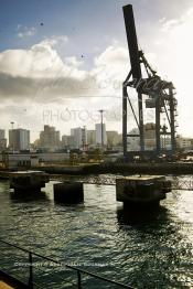 Image du Maroc Professionnelle de  Le port et la ville de Casablanca au premier plan les cales du môle Tariq et les quais pour conteneurs gérés par les services de l'ODEP, au fond les buildings du centre ville de Casablanca. 31 Décembre 2003. ((Photo / Abdeljalil Bounhar)